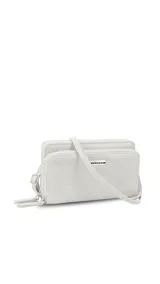 Bandolera porta celular de diseño rectangular con doble compartimento frontal con cierre. Incluye correa regulable y desmontable, con interior organizado con ranuras para tarjetas y espacio para billetes.