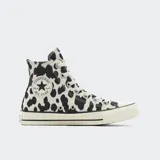 Championes Converse Chuck Taylor All Star de caña alta, con capellada de lona estampada con diseño de manchas tipo animal print en blanco y negro. Presenta el parche clásico de la marca en el lateral, puntera de goma y suela vulcanizada.