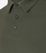 Camisa polo masculina de manga corta, confeccionada en tejido técnico de poliamida con elastano. Presenta cuello inglés con cierre de botones y diseño liso en color marrón, con tecnología de secado rápido y confort térmico.