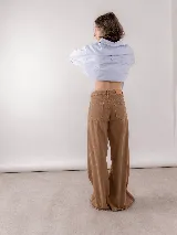 Jean wide leg de tiro medio y corte holgado con piernas muy anchas, confeccionado en denim de lavado azul medio.