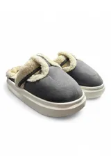 Pantuflas de mujer color gris, con ribete y forro interno de corderito sintético color beige, con suela plataforma blanca.