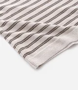 Musculosa de punto texturizado color beige con rayas horizontales en gris oscuro, cuello redondo y corte cómodo.