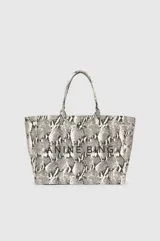 Bolso tipo tote de lona con estampado de piel de serpiente en tonos grises y blancos. Presenta doble asa superior y el logo de la marca Anine Bing estampado en el frente.
