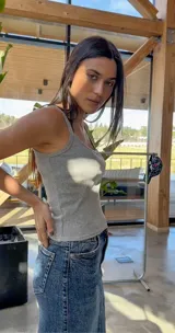 Musculosa de tirantes finos, color gris jaspeado, de corte ajustado y tejido acanalado.