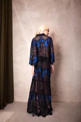 Falda larga de tul negro con diseño evasé, presenta franjas horizontales de encaje y plumeti que aportan textura y movimiento. Cuenta con cintura elástica para un ajuste cómodo.