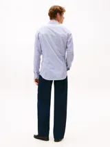 Camisa de Tommy Hilfiger confeccionada en popelín de algodón regenerativo, con diseño de rayas bengal en color celeste y blanco, manga larga y logo bordado en el pecho.