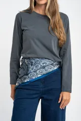 Remera de manga larga con cuello redondo, confeccionada en algodón lavado con efecto desgastado. Presenta un corte oversize y una textura suave y resistente.