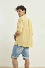 Camisa de lino color salmón con cuello mao, manga larga y bolsillo de parche en el pecho.