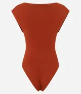 Body de poliamida color marrón, con escote canoa, sin mangas y detalles drapeados en los hombros. Presenta un diseño ajustado al cuerpo.