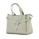 Cartera azul con textura símil cuero, doble asa corta y correa larga desmontable. Tiene una tira horizontal con hebilla decorativa.