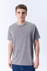 Remera de manga corta color gris oscuro con efecto lavado.