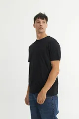 Remera básica color blanco de corte clásico y mangas cortas.