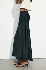 Falda midi de corte recto confeccionada en tejido satinado con acabado brillante, tiro alto y cintura elástica.