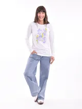 Remera negra de manga larga con escote en V y estampa frontal blanca con diseño de soles y la frase 'Woke Up'.