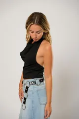 Top negro con cuello halter y drapeado, confeccionado en tejido de punto suave.