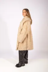 Tapado largo de eco piel sintética con textura de pelo largo, diseño oversized y cuello amplio.