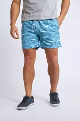 Short de baño con estampado de ondas en tonos azules, cintura elástica con cordón ajustable, bolsillos laterales y bolsillo trasero. Incluye suspensor interno y logo bordado.
