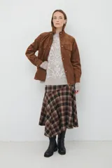 Buzo de tejido de punto en color marrón con un patrón ornamental floral en color celeste. Presenta cuello redondo, mangas largas y un corte holgado.