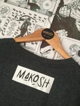 Remera gris con estampado de Satoru Gojo del anime Jujutsu Kaisen.