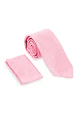Corbata rosa con diseño paisley y pañuelo de bolsillo a juego.