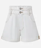 Short blanco de tiro alto con cintura doble elástica, bolsillos delanteros y traseros, y ruedo con dobladillo.