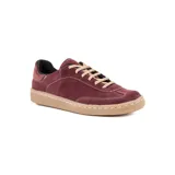 Zapatillas urbanas confeccionadas en cuero de gamuza color bordó, con cordones y suela de goma en tono tostado.