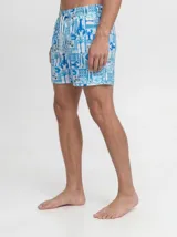 Short de baño de corte regular, color blanco con estampado en tonos azules de inspiración marina con langostas, peces y palmeras. Cuenta con cintura elástica con cordón ajustable.