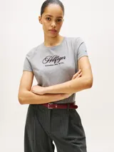 Remera de cuello redondo confeccionada en puro algodón, con corte regular y mangas cortas. Presenta un logo bordado en el pecho con tipografía script y el logo distintivo de la marca bordado en la manga.