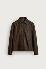 Cazadora regular fit de cuero marrón con efecto lavado vintage, cuello camisero, cierre frontal de cremallera y bolsillos de vivo en la cadera.
