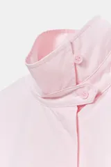 Camisa ZW Collection de algodón en color rosado, con cuello alto, mangas abullonadas por debajo del codo y cierre frontal con botones ocultos por solapa.