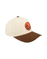 Gorra tipo cap de Mitchell & Ness con corona color crema y visera de pana color marrón. Presenta un parche bordado frontal con el logo de los Golden State Warriors en tonos naranja y marrón.