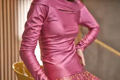 Blusa de satén lycra color uva, de corte ajustado, con escote bote y aberturas en el escote y en los codos.