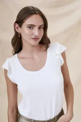 Remera blanca de viscosa con elastano, corte al cuerpo y mangas cortas con volados.