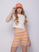 Calza ciclista verde con rayas horizontales en tonos verde claro y beige.