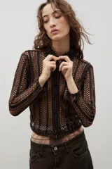 Camisa de manga larga con diseño de tejido calado a rayas verticales en tonos negro y marrón. Presenta cuello clásico y cierre frontal con botones.