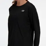 Remera deportiva negra de manga larga, con logo de New Balance en el pecho.