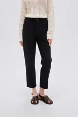Pantalón jean gris oscuro de corte slim fit y tiro alto, con diseño clásico de cinco bolsillos.