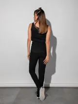 Calza chupín negra con pretina elástica y textura.
