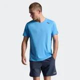 Remera deportiva 2XU de manga corta, confeccionada en tejido técnico de doble punto con panel trasero de malla para mayor ventilación. Presenta un diseño ergonómico con logotipos reflectantes para mayor visibilidad.