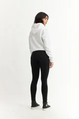 Calza capri negra de algodón y lycra, con cintura alta elástica.