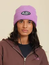 Gorro de lana color crudo con logo de la marca bordado en el frente.