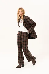 Blazer de corte sastrero con estampado de cuadros en tonos marrón chocolate y negro, con solapas clásicas y diseño estructurado.