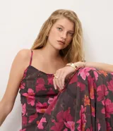 Vestido midi de chiffon bordó con estampa floral, escote cuadrado y breteles finos regulables, de corte evasé y caída fluida.