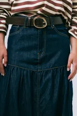 Falda larga de denim blanco, corte evasé con costuras pespunteadas a contraste y diseño de tiro medio con bolsillos clásicos.