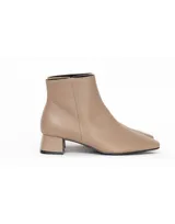 Bota corta de cuero color visón, con diseño elegante y versátil, punta cuadrada y taco cuadrado.