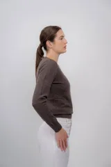 Sweater marrón de cashmere con cuello redondo y mangas largas.