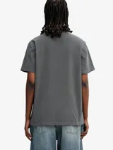 Remera gris con efecto desgastado de Coperni, confeccionada en algodón orgánico. Presenta un diseño holgado, cuello redondo, mangas cortas y pequeño logo estampado en el pecho.