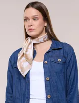 Pañuelo de satén con estampado animal print en tonos beige y blanco.