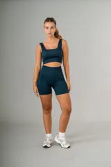 Top deportivo azul petróleo, de breteles anchos y escote cuadrado, confeccionado en tejido de punto acanalado.