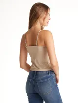 Top de encaje color beige, marca Allie Rose, con copas armadas, breteles finos regulables y borde festoneado.